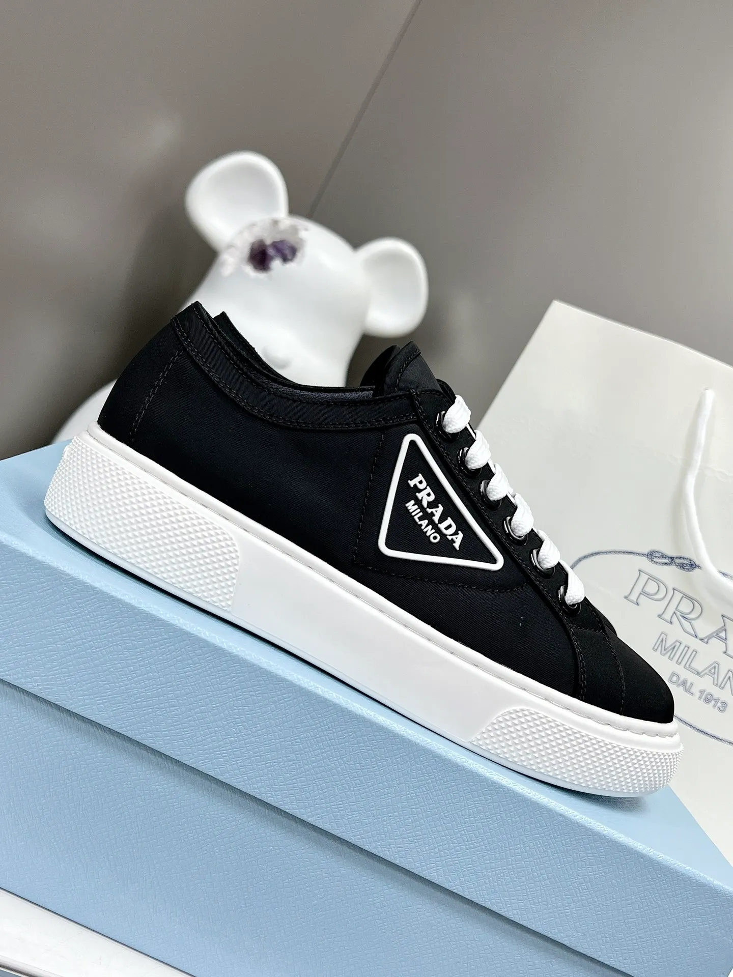 👟👟Ex-factory price 420👟👟 Purchasing level ⚡2023S launches Prada’s latest catwalk shoes, dad shoe series ͏ 💥PRADA's early spring catwalk model👠The fresh breeze has a bit of an expensive feel, and the upper is very perfect💃Elegant and elegant, crystal clear, no matter the quality of the accessories, they are all customized one-to-one, zero distance from the original version 1⃣Upper: imported waterproof twill + epoxy injection molding process 2⃣Inner: waterproof twill 3⃣Outsole: Original one-to-one molded rubber foam outsole 4⃣🔺Original packaging Heel height 4cm 5⃣Number of codes: 35-40, 41 non-returnable